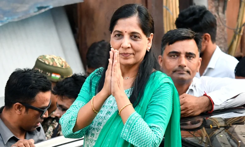 Delhi High Court ने CM केजरीवाल की पत्नी को आदेश दिया कि वे सुनवाई की वीडियो रिकॉर्डिंग को सोशल मीडिया से हटा दें।