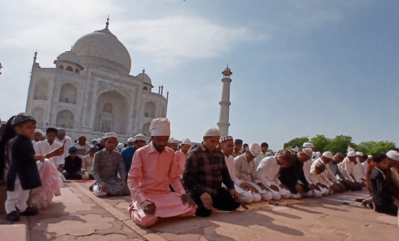 Eid Ul Adha: ईद-उल-अजहा का आयोजन ताज महल में हुआ और बड़ी संख्या में नमाजी उमड़े