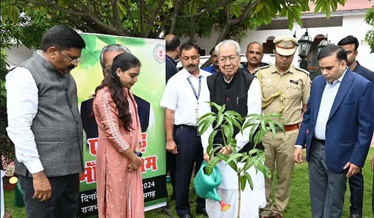 राज्यपाल श्री हरिचंदन ने ‘एक पेड़ माँ के नाम‘ अभियान के तहत किया पौधरोपण