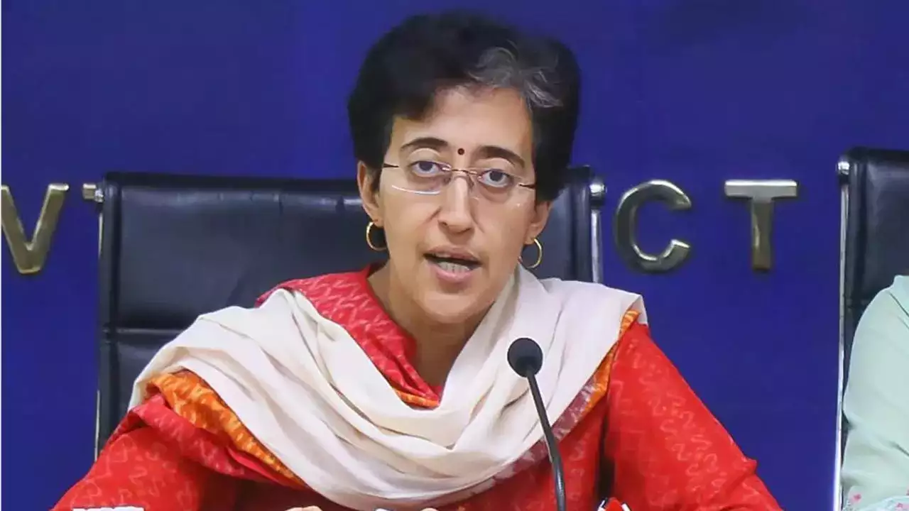 Atishi News: अफसरों ने आतिशी की बात नहीं मानी तो सचिव और शिक्षा विभाग को नोटिस भेजा, और मांगे इस प्रश्न के जवाब 