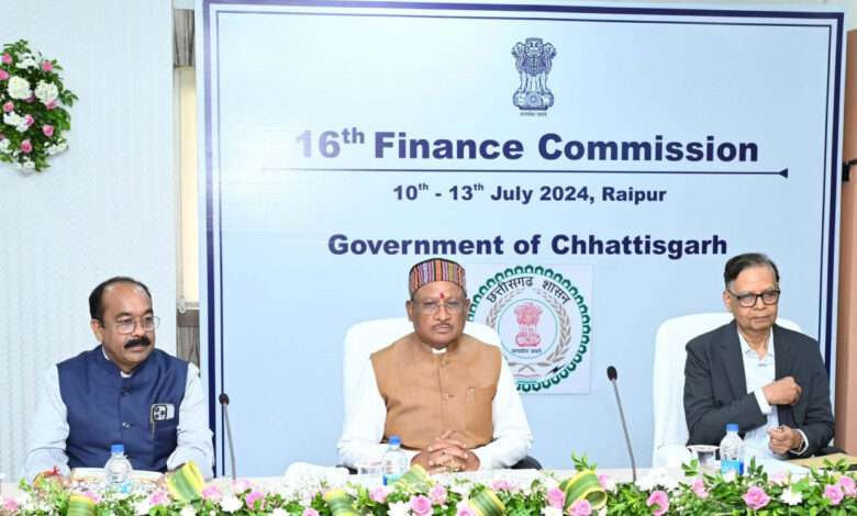 Chattishgarh News: केंद्रीय वित्त आयोग की बैठक आरंभ, मुख्यमंत्री श्री विष्णु देव साय एवं मंत्रिमण्डल के सहयोगी तथा आयोग के अध्यक्ष डॉ. अरविंद पनगढ़िया सहित आयोग के सदस्य तथा अधिकारीगण बैठक में हैं मौजूद