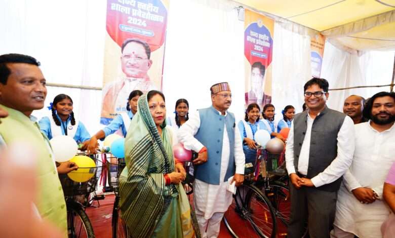 CM Vishnudev Sai: राज्य स्तरीय शाला प्रवेश उत्सव, जब मुख्यमंत्री से मिली साइकिल तो छात्राओं ने सामूहिक रूप से घंटी बजाकर जताया उत्साह