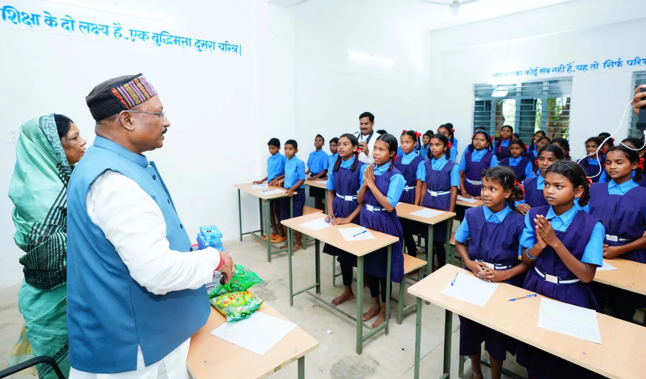 CM Shri Vishnudev Sai: जब मुख्यमंत्री बने शिक्षक और बच्चों को बताया आदर्श विद्यार्थी में होने चाहिए कौन से पांच गुण