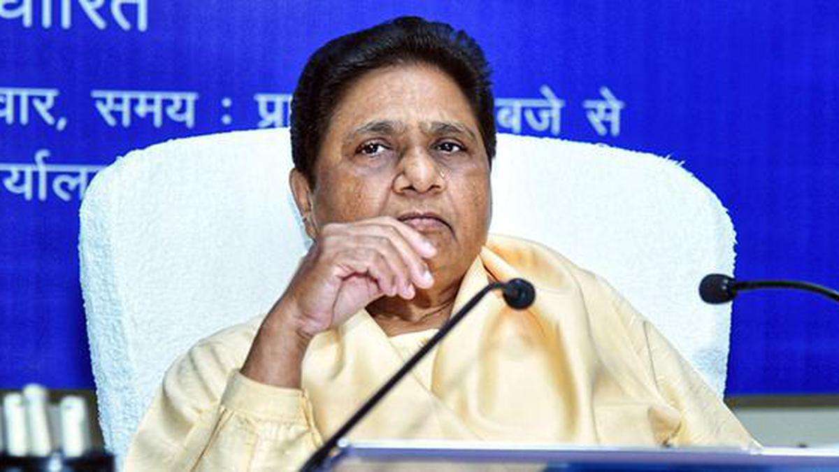 Mayawati ने कहा कि सरकारी कर्मचारियों के संघ की शाखा में जाने पर प्रतिबंध हटाने का निर्णय देशहित से परे है