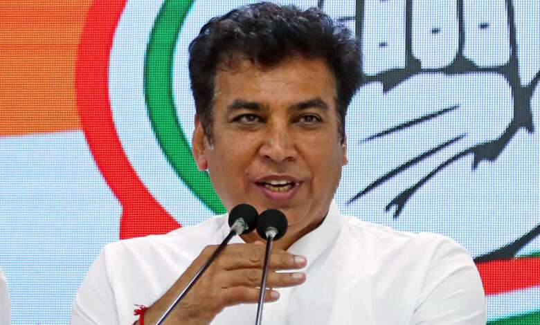 Devender Yadav: दिल्ली के अस्पतालों में 62 ऑपरेशन थियेटर क्यों बंद हैं? देवेंद्र यादव ने AAP सरकार से प्रश्न उठाया