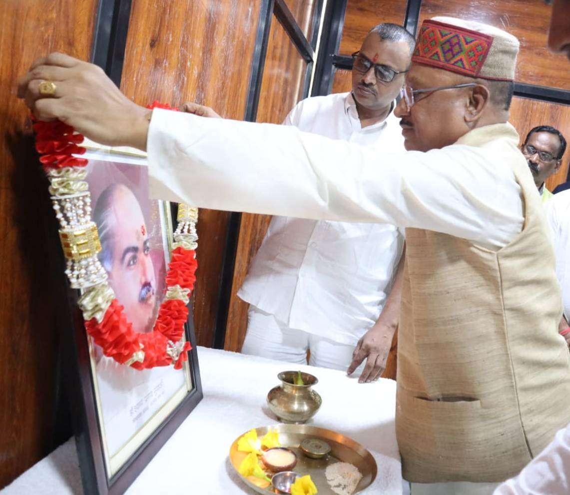 CM Vishnudev Sai: डॉ. श्यामाप्रसाद मुखर्जी की जयंती पर मुख्यमंत्री ने उनके चित्र पर माल्यार्पण कर किया नमन