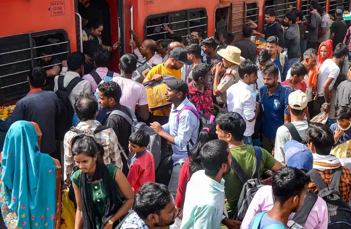 UP Bihar Train News: यूपी से बिहार जाने वालों के लिए बुरी खबर! दिवाली और छठ पर बिहार जाने वाली ट्रेनों में सीटें अभी से सीमित हैं।