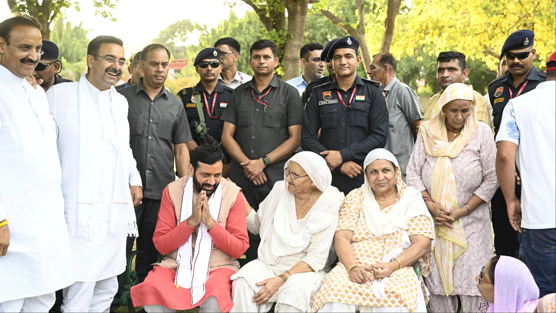 CM Nayab Singh Saini ने करनाल के अटल पार्क में बुजुर्ग महिलाओं से मन की बात की, और आर्शीवाद लिया