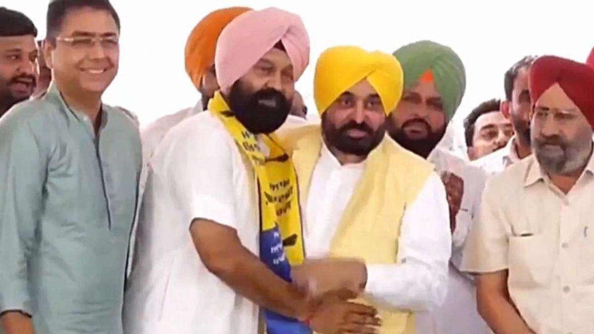 CM Bhagwant Mann ने Dimpy Dhillon को खुद करवाया AAP में शामिल