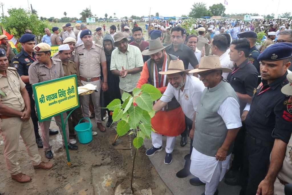 CM Nayab Saini पानीपत के आटा गांव में निरंकारी सेवा मिशन की ओर से आयोजित कार्यक्रम में पहुंचे.