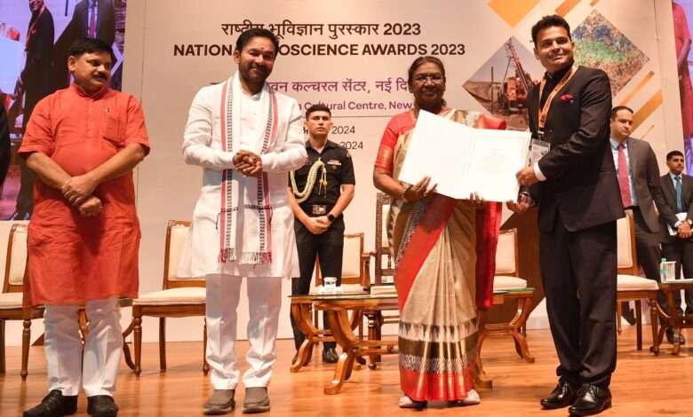 राष्ट्रपति द्रौपदी मुर्मु ने राष्ट्रीय भूविज्ञान पुरस्कार प्रदान किये