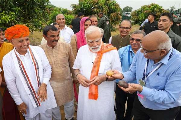 प्रधानमंत्री श्री नरेन्द्र मोदी ने आज कहा कि हमारी सरकार किसानों के कल्याण के लिए प्रतिबद्ध है।