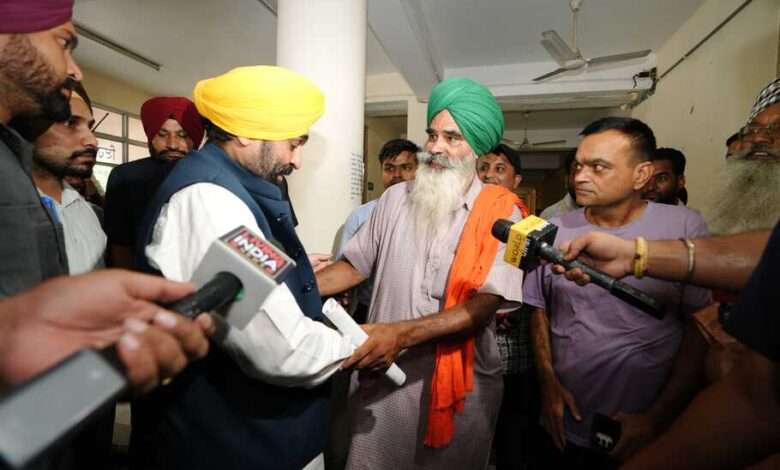 मुख्यमंत्री भगवंत सिंह मान के अचानक दौरे के दौरान राजपुरा में लोगों ने किया गर्मजोशी से स्वागत