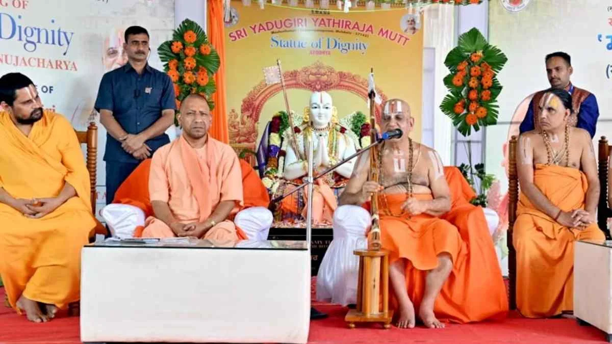  CM Yogi Adityanath ने राम मंदिर आंदोलन के महानायक की मूर्ति का अनावरण किया, संतों ने एक और मांग की