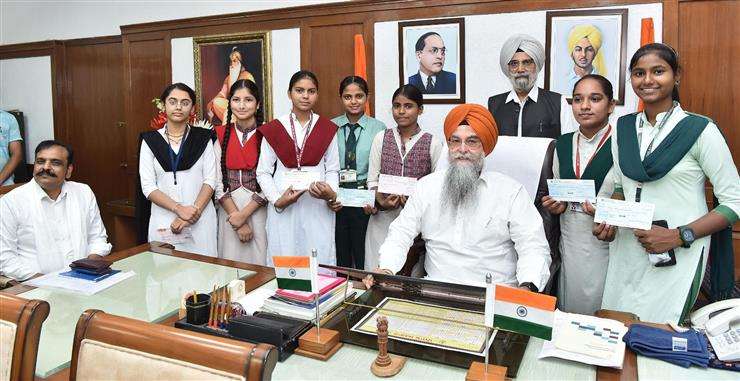 Punjab News: संधवान ने जापान से लौटे सात विद्यार्थियों को नकद पुरस्कार देकर सम्मानित किया