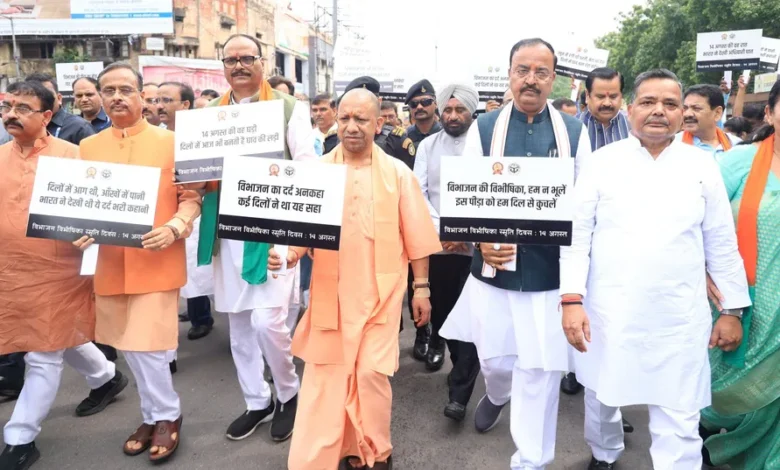 मुख्यमंत्री योगी ने बांग्लादेश में हिंदुओं के साथ हुए अत्याचार पर भी बोलते हुए कांग्रेस को विभाजन का दोषी ठहराया।