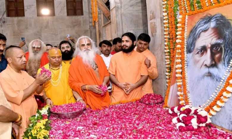 CM Yogi Adityanath भी इस संत के फैन हैं; जानें रामचंद्र परमहंस दास जी कौन है?