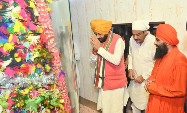 हरियाणा के CM Nayab Singh Saini ने श्री चिल्ला साहिब गुरुद्वारा में मत्था टेका