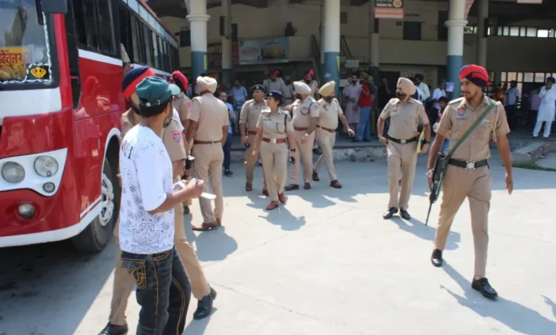 Punjab News: स्वतंत्रता दिवस से पहले कैसो ऑपरेशन जारी, पंजाब पुलिस राज्य भर में बस अड्डों पर लोगों की तलाशी ले रही है