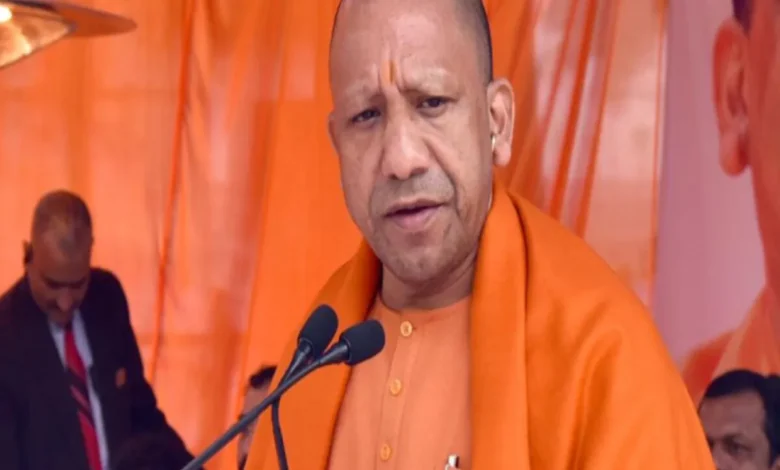 CM Yogi ने कहा कि अगर कोई प्राइवेट कर्मचारी यूपी सरकारी कार्यालयों में काम करते मिले तो कड़ी कार्रवाई होगी।