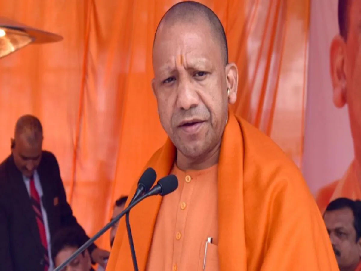 CM Yogi ने कहा कि अगर कोई प्राइवेट कर्मचारी यूपी सरकारी कार्यालयों में काम करते मिले तो कड़ी कार्रवाई होगी।