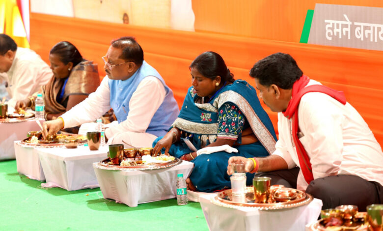 CM Vishnu Deo Sai ने प्रधानमंत्री आवास योजना के हितग्राहियों के साथ बैठकर किया भोजन