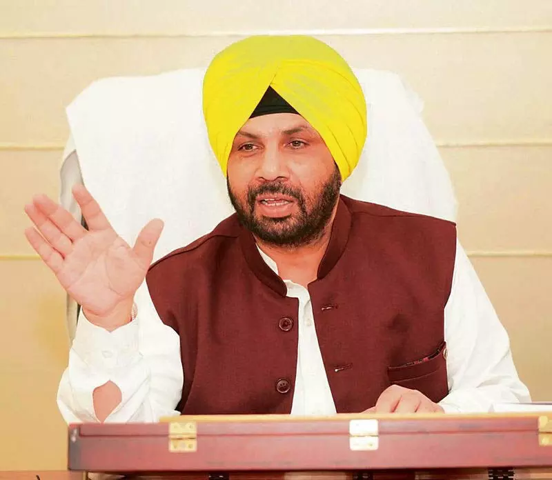 Punjab News: बिजली मंत्री ने PSPCL अधिकारियों को स्पष्ट निर्देश दिया कि अगर बिजली चोरी की जाती है, तो सख्त कार्रवाई होगी।