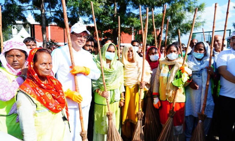 CM Pushkar Dhami ने कार्यक्रम स्थल पर विश्वकर्मा पूजन कर सबको दी शुभकामनाएं