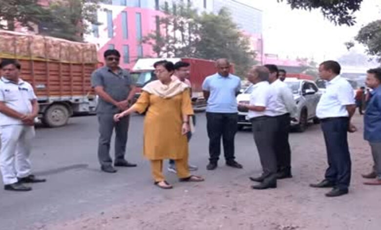 दिल्ली के CM Atishi मंत्रियों ने सड़क निरीक्षण शुरू किया, मरम्मत कार्यों के लिए दिवाली की समय सीमा तय की
