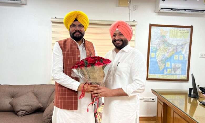 केंद्रीय रेल राज्य मंत्री Ravneet Singh Bittu से कुलदीप सिंह धालीवाल ने मुलाकात की