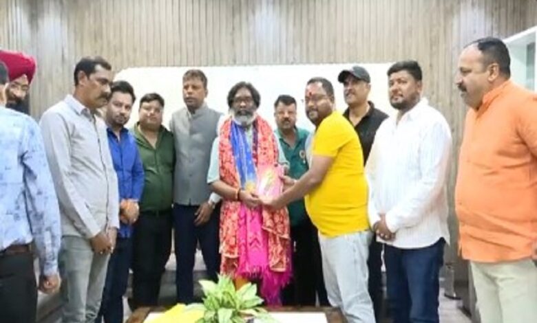 CM Hemant Soren से रांची जिला दुर्गा पूजा समिति के प्रतिनिधिमंडल ने की मुलाकात।