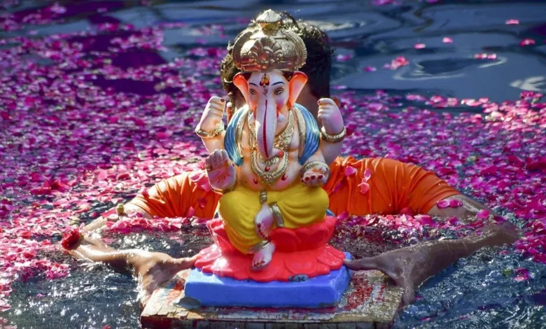 Ganesh Visarjan Time: 13 सितंबर, यानी सातवें दिन, बप्पा को विदा करेंगे; जानें गणपति विसर्जन के शुभ मुहूर्त।