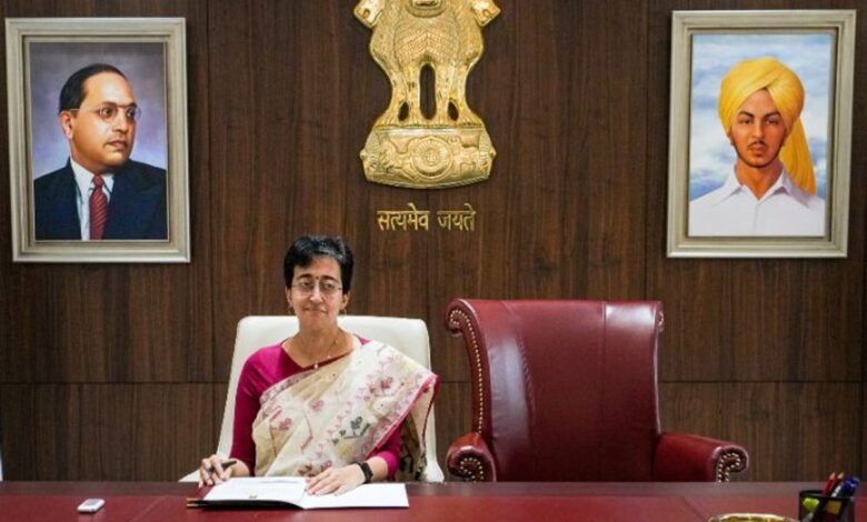 CM Atishi: AAP की 'रामकथा' जारी है कि जब केजरीवाल रामलीला मैदान से कुर्सी तक पहुंचे, उन्हें ही 'राम' मान आतिशी ने कुर्सी खाली कर दी।