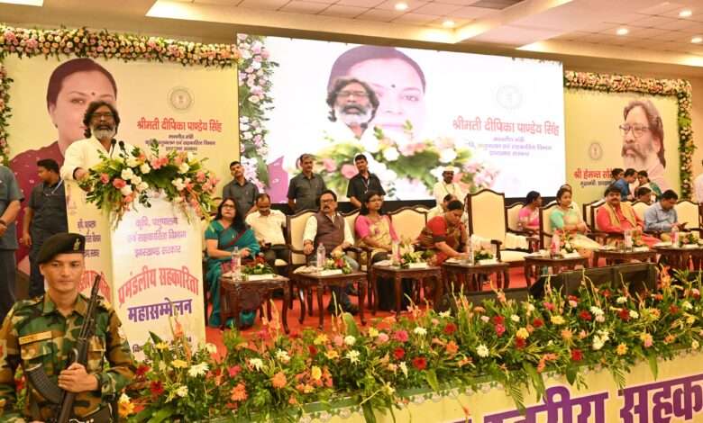 CM Hemant Soren "प्रमंडल स्तरीय सहकारिता महासम्मेलन, रांची-2024" के उद्घाटन एवं 236 चलंत पशु चिकित्सालय वाहन के शुभारंभ कार्यक्रम में मुख्य अतिथि के रूप में सम्मिलित हुए