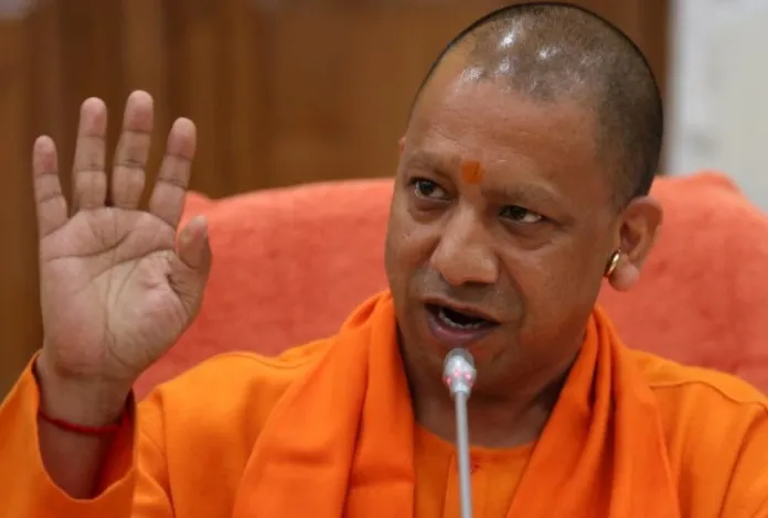 CM Yogi Adityanath ने गोरखपुर में गोरखपुर विकास प्राधिकरण की 374 करोड़ रु0 से अधिक लागत की ‘ग्रीनवुड अपार्टमेंट आवासीय परियोजना’ के आवंटियों को प्रमाण पत्र वितरित किए