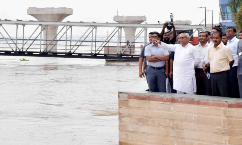 CM Shri Nitish Kumar: दरभंगा में क्षेत्रीय भ्रमण कर भी बाढ़ की स्थिति का लिया जायजा, जिला प्रषासन को दिये आवष्यक निर्देष।