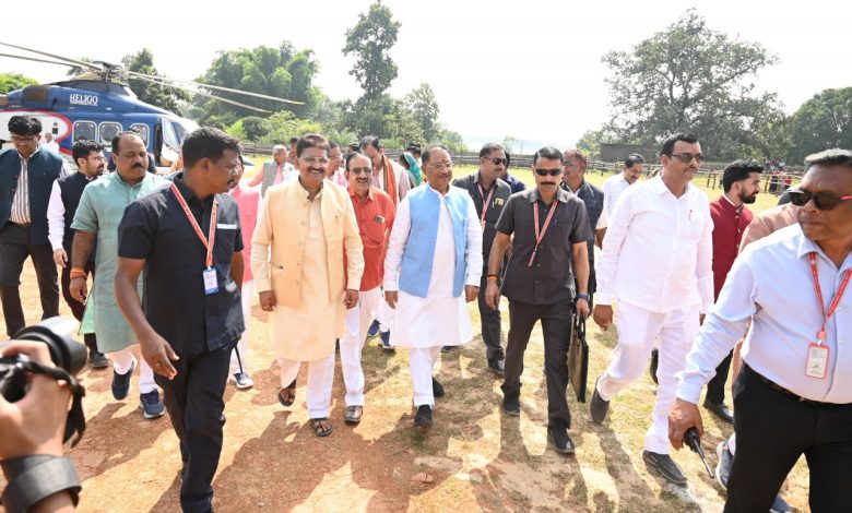 CM Vishnu Sai सरगुजा क्षेत्र के आदिवासी विकास प्राधिकरण की बैठक में शामिल होने के लिए मयाली नेचर कैम्प के निकट स्थित हैलीपेड पहुंचे