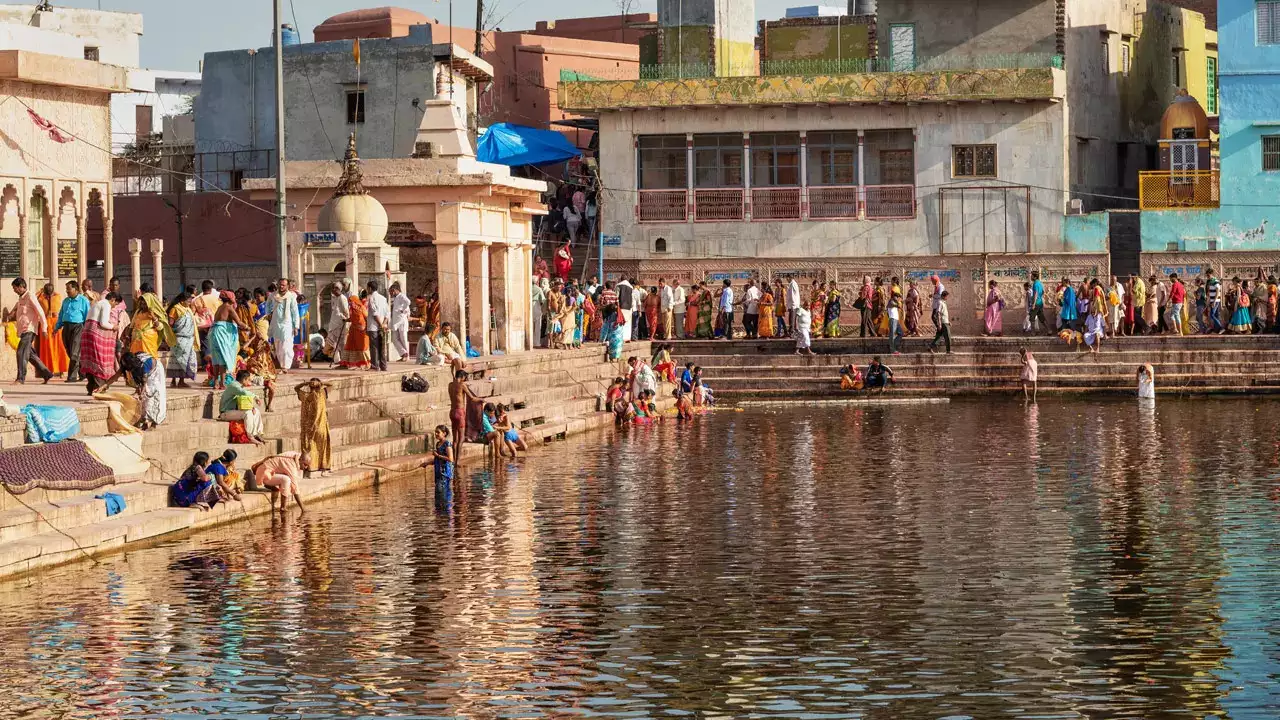 Radha Kund Snan: निसंतान अहोई अष्टमी पर राधा कुंड में स्नान करने से भर जाएगी सूनी गोद