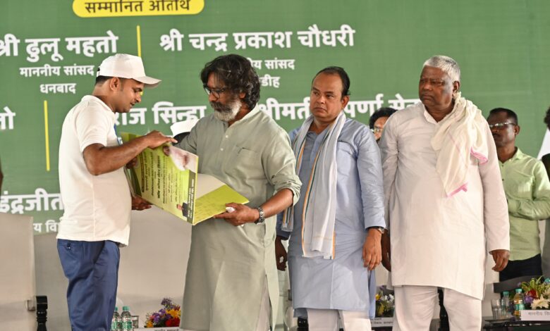 मुख्यमंत्री Shri Hemant Soren ने धनबाद जिले को 178 करोड़ रुपए से अधिक की दी सौगात, 129 करोड़ की 133 योजनाओं की रखी आधारशिला एवं 48 करोड़ की 84 योजनाओं का किया उद्घाटन।