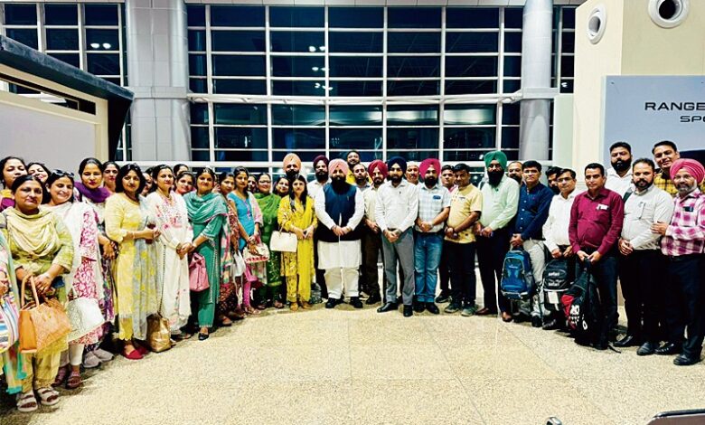 Harjot Singh Bains: आईआईएम अहमदाबाद में प्रशिक्षण के लिए भेजे गए पाँच सौ हेड मास्टर/हेड मिस्ट्रेस का  प्रतिनिधिमंडल