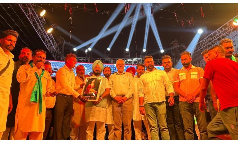 स्वास्थ्य मंत्री Dr. Balbir Singh और विधायक कोहली ने लाहौरी गेट, गांधी नगर में प्रकट दिवस समारोह में भाग लिया।