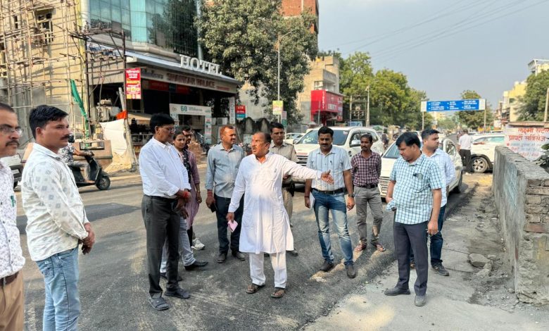 विधानसभा अध्यक्ष Vasudev Devnani ने किया कचहरी रोड पर नाला व सड़क निर्माण निरीक्षण