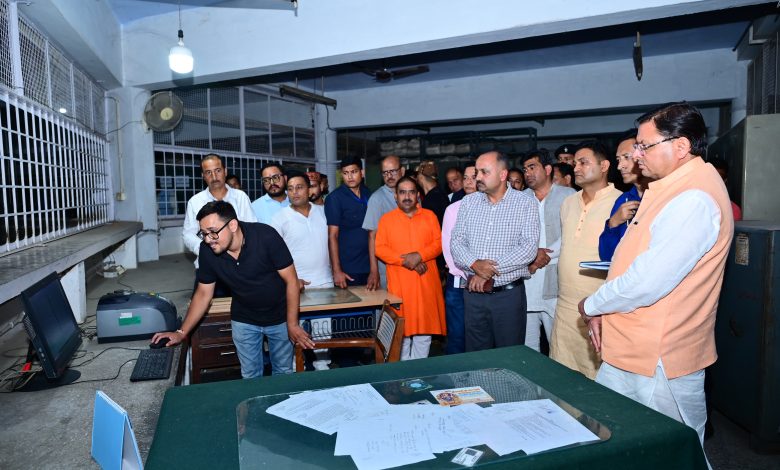 CM Dhami ने किया संभागीय परिवहन कार्यालयए हल्द्वानी का औचक निरीक्षण।