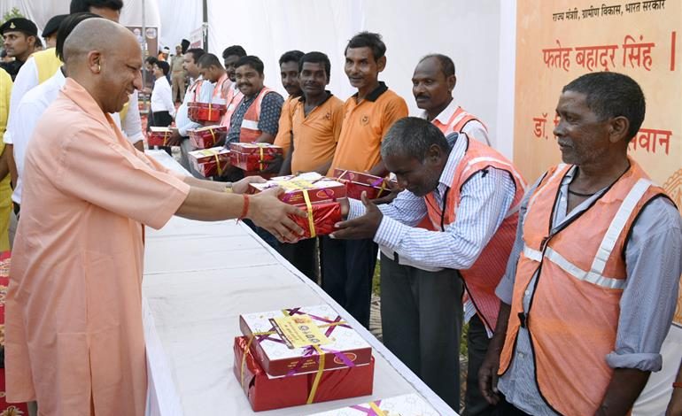 CM Yogi ने गोरखपुर में ‘सफाई मित्र सुरक्षा सम्मेलन एवं सम्मान समारोह’ में सफाई मित्रों को उपहार भेंटकर सम्मानित किया