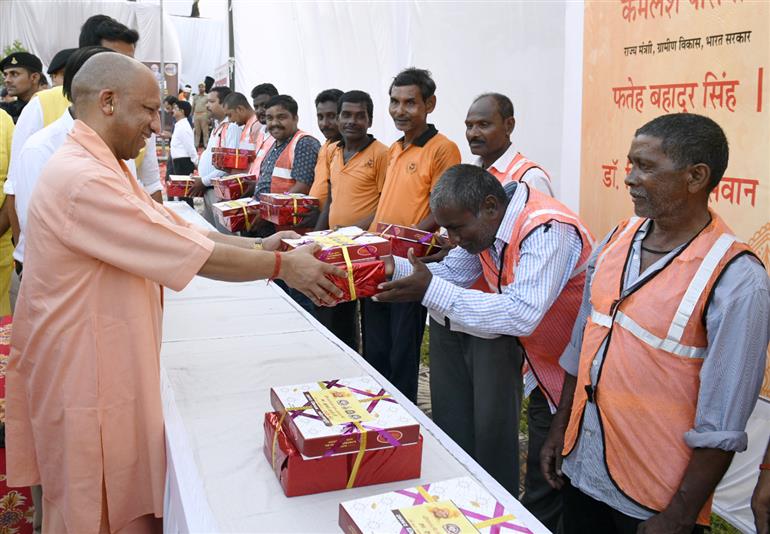 CM Yogi ने गोरखपुर में ‘सफाई मित्र सुरक्षा सम्मेलन एवं सम्मान समारोह’ में सफाई मित्रों को उपहार भेंटकर सम्मानित किया