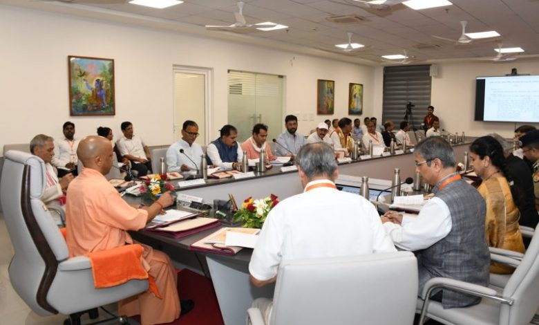 CM Yogi ने जनपद मथुरा में विकास कार्यों एवं कानून-व्यवस्था की समीक्षा की