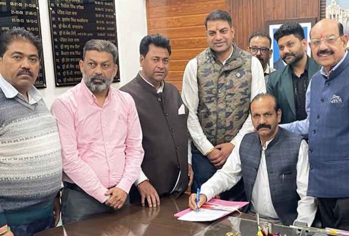 खादी और ग्रामोद्योग बोर्ड के उपाध्यक्ष Pawan Kumar Hans ने पदभार संभाला