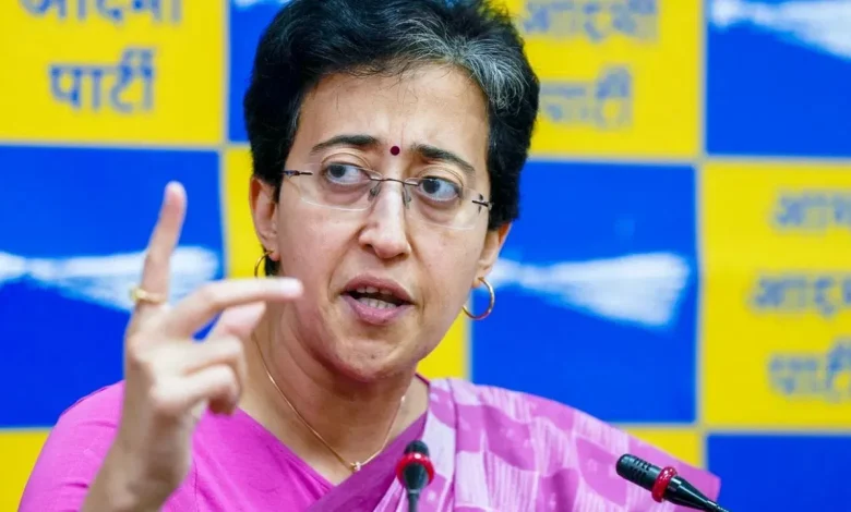 CM Atishi ने पराली जलाने के लिए केंद्र को घेर लिया, दिल्ली जहरीली धुंध से प्रभावित है