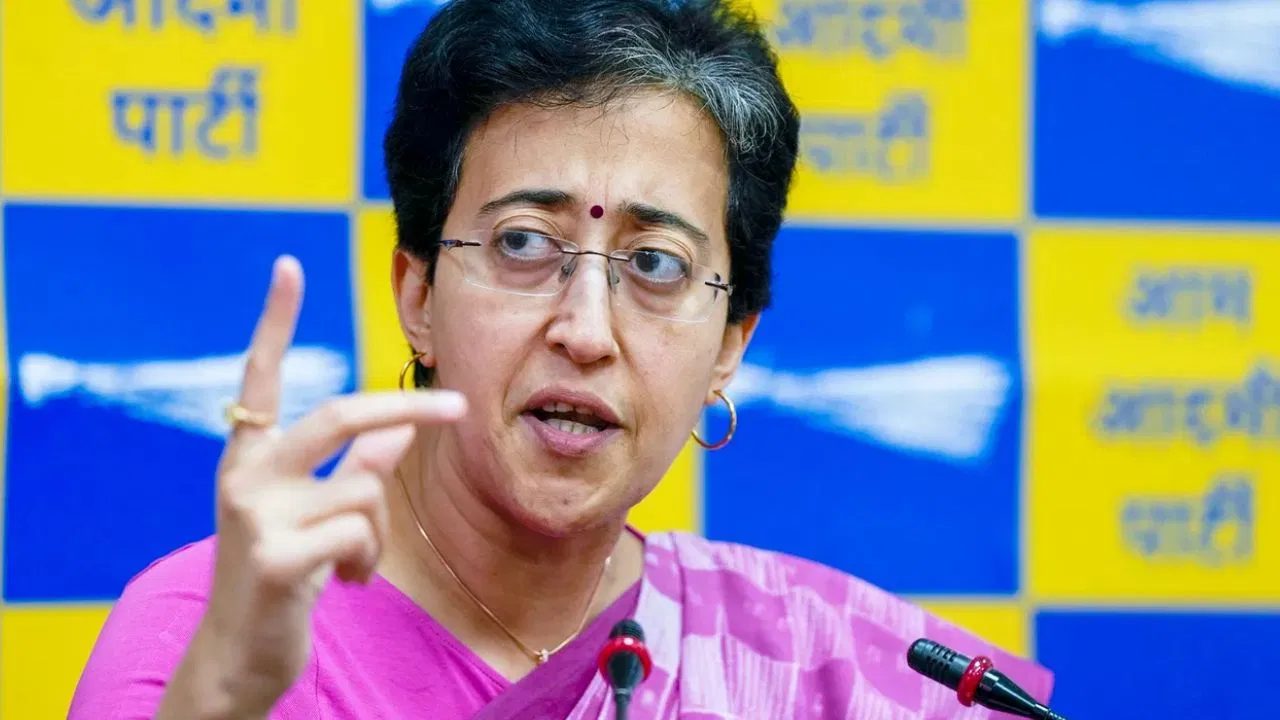 CM Atishi ने पराली जलाने के लिए केंद्र को घेर लिया, दिल्ली जहरीली धुंध से प्रभावित है