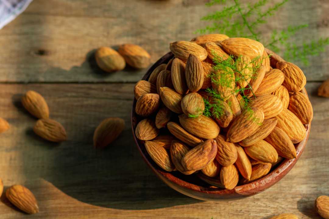 Almond benefits: यदि आप अक्सर ठंड में बीमार होते हैं, तो इन नट्स को खाने से आप स्वस्थ रह सकते हैं।